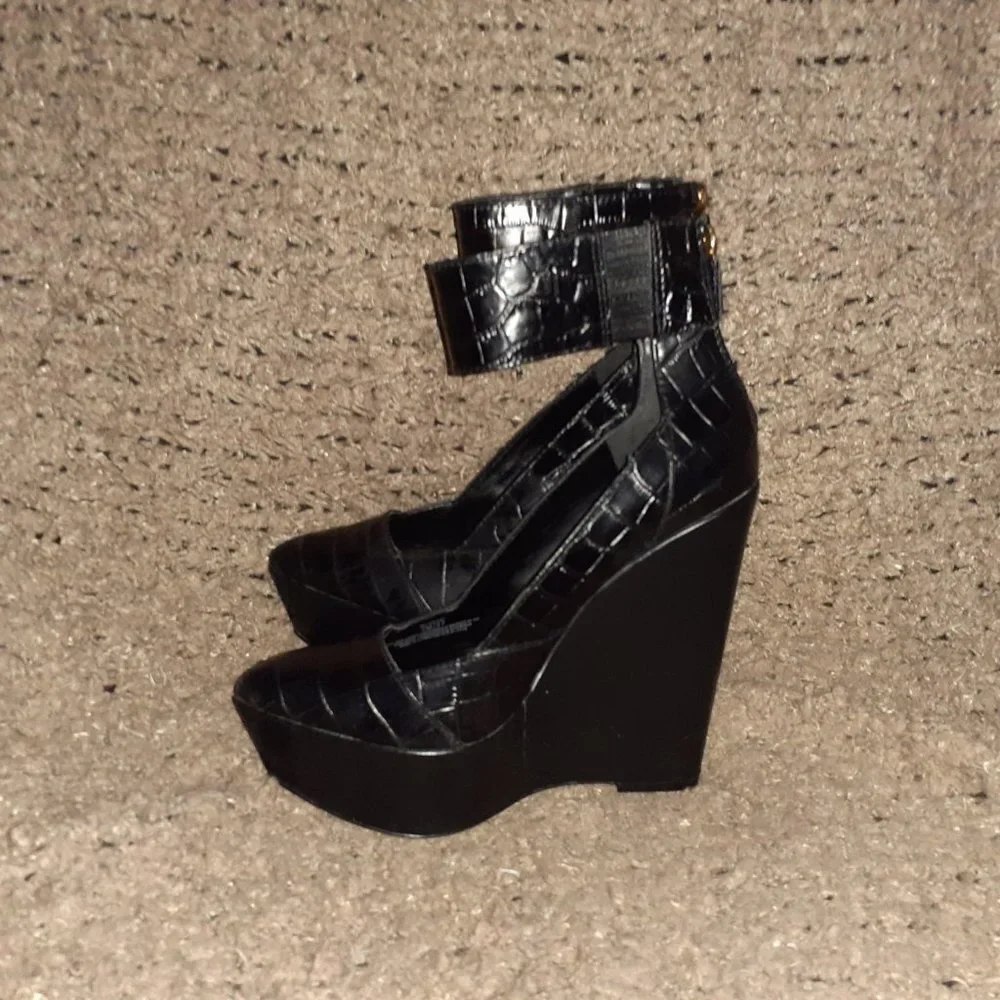 BCBGMAXAZRIA-Arcade-Wedge Sandals-Ankle Wrap-Black Croc Print Leather-Sz 7-NWOB
